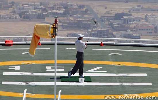 Practicando golf desde el cielo-6