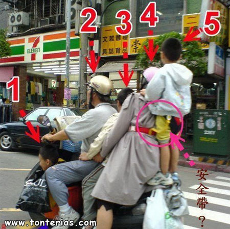 5 chinos en moto