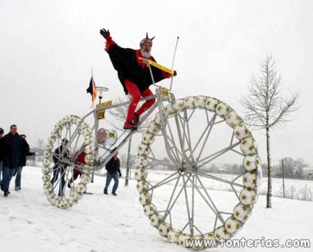 Bicicleta gigante de nieve