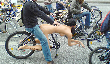 bicicleta con muñeca hinchable