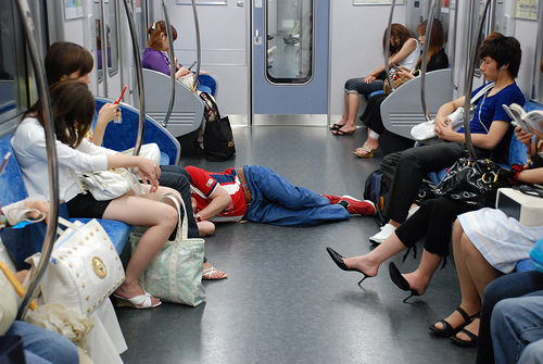 Japoneses durmiendo en el metro