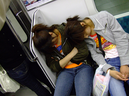 2 chicas durmiendo en el metro