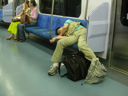 Chino durmiendo en el metro