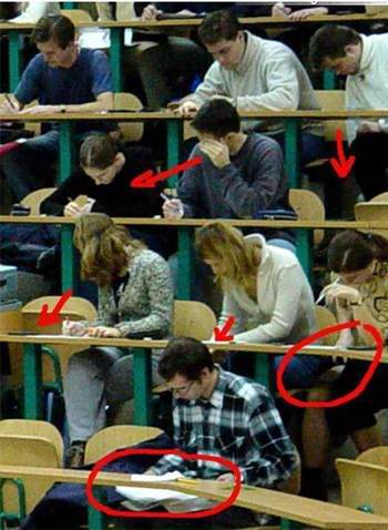 Varias personas copiando en un examen de la universidad