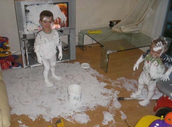 Niño solo con pintura blanca y TV