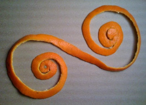 naranja pelada en forma de espiral