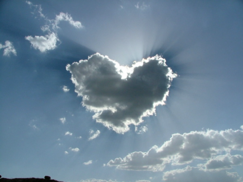 nubes en forma de corazon