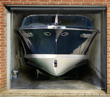 adhesivo personalizado en foto gigante  para garaje con un barco dentro