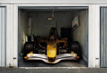 adhesivo personalizado en foto gigante  para garaje con un coche de carreras F1 dentro