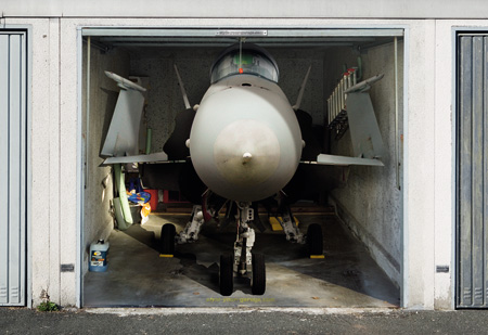 adhesivo personalizado en foto gigante  para garaje con un avion dentro