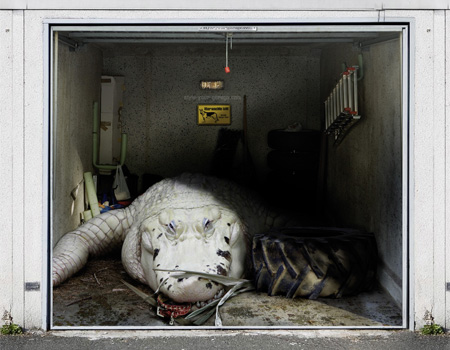 adhesivo personalizado en foto gigante  para garaje con un cocodrilo dentro
