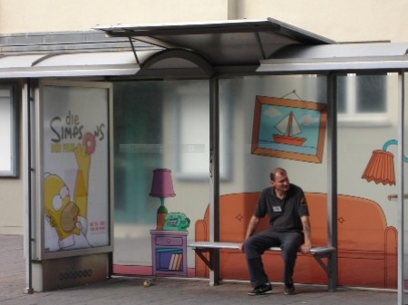 homer-simpson-sofa-publicidad-creativa-paradas-bus-autobus