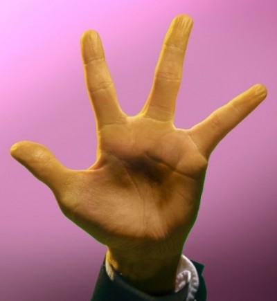 La mano de homer simpson con 4 dedos