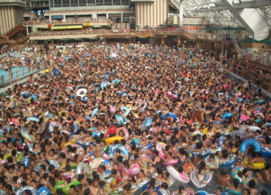 piscina con mucha gente