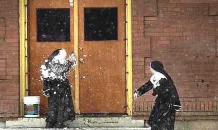 Monjas jugando nieve