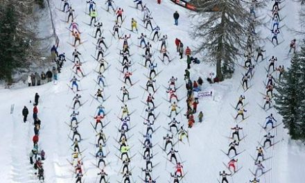 Multitud esquiando
