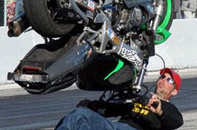 Extraña caída en moto