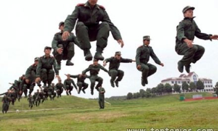 Militares saltando a la vez
