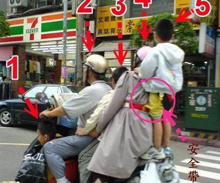 5 chinos en moto