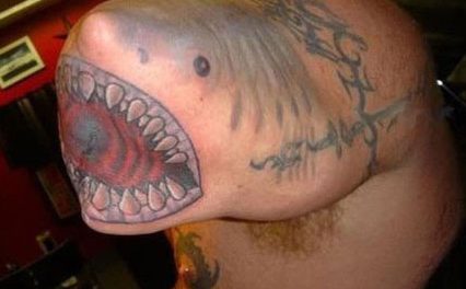 Tatuaje mordico tiburón