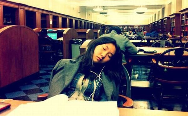 Asiáticos durmiendo… ¡en bibliotecas!