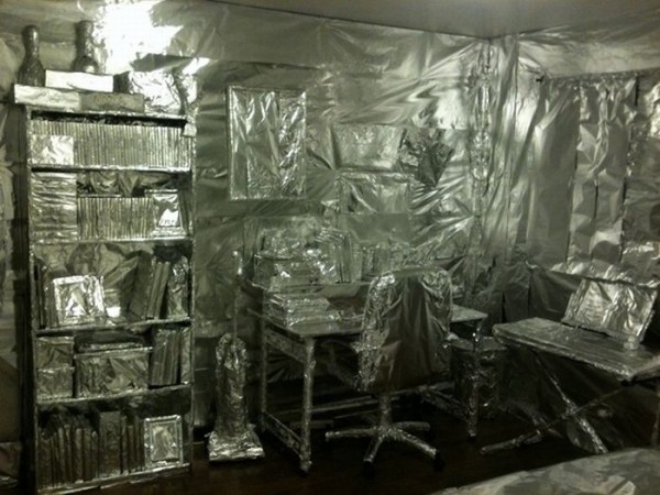 Bromistas envuelven habitación en papel de aluminio