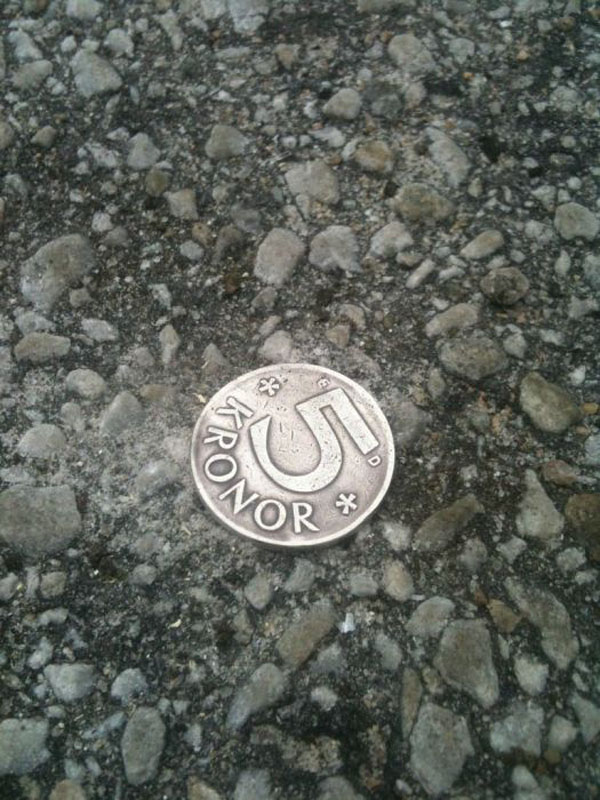 La broma de la moneda en el suelo