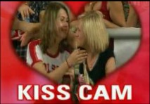 Si sales en la cámara debes besar a la persona que tengas al lado (3 videos)