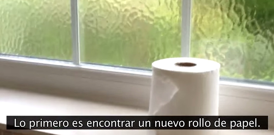 Padre hace tutorial para enseñar a cambiar rollo WC