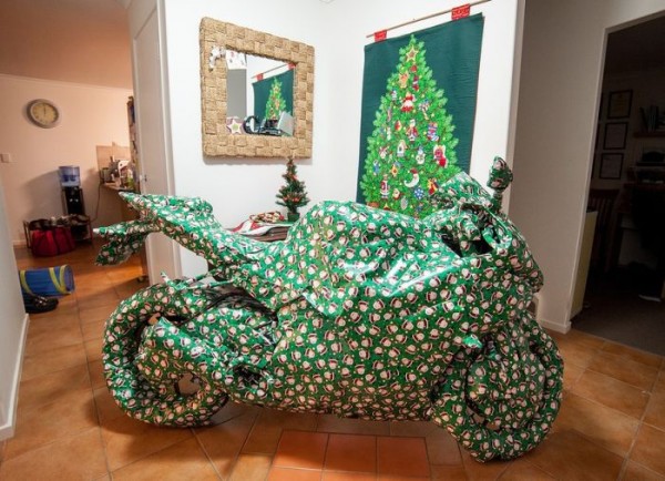 ¿Que será este regalo navideño? ¿Una moto?