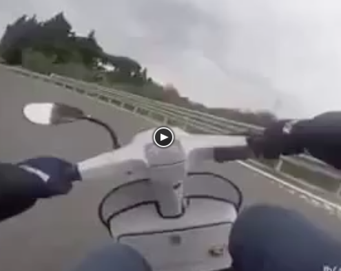 Scooter vence a motocicleta con final inesperado