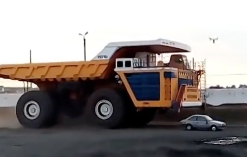 ¿Que pasa si un camión de 450 toneladas pasa por encima de un coche?