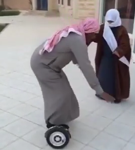Árabe probando una Scooter Smart Balance