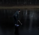 El tonto de la semana jugando golf sobre hielo.