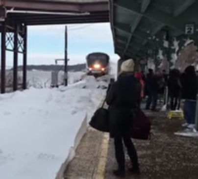 Llegada de tren a estación con nieve fresca resulto en una espectacular avalancha de nieve.