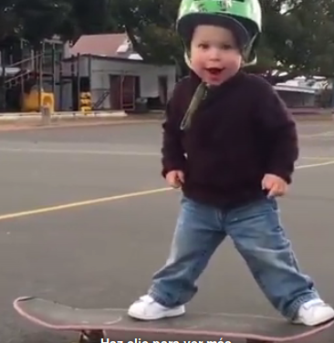 ¡Sorprendente! Este niño de apenas tres años anda en patineta.