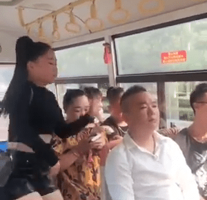 ¿Que no hay donde sentarse? Bueno esta chica nos muestra como conseguir un puesto en el transporte público.
